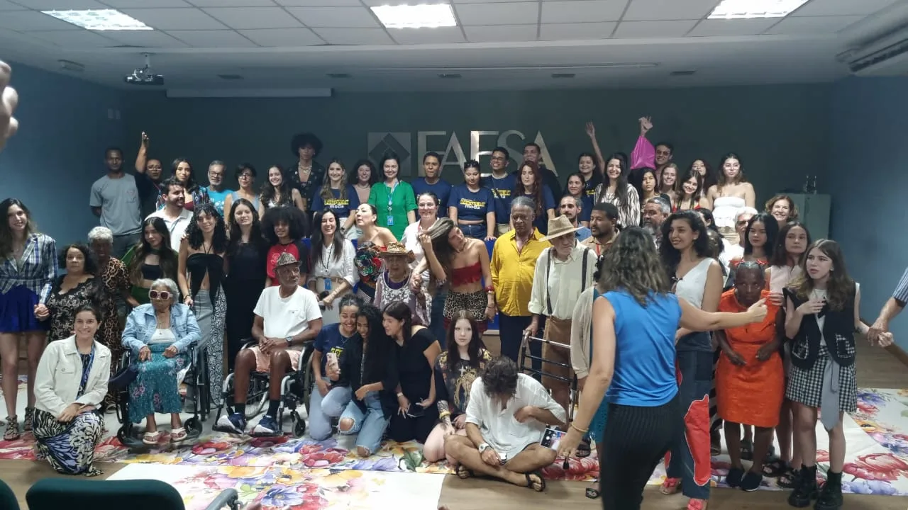 Desfile de moda com idosos na Faesa