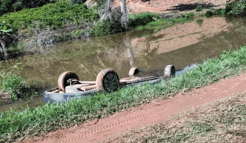 casal morre após carro cair em represa