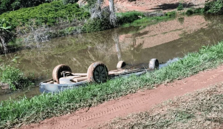 casal morre após carro cair em represa