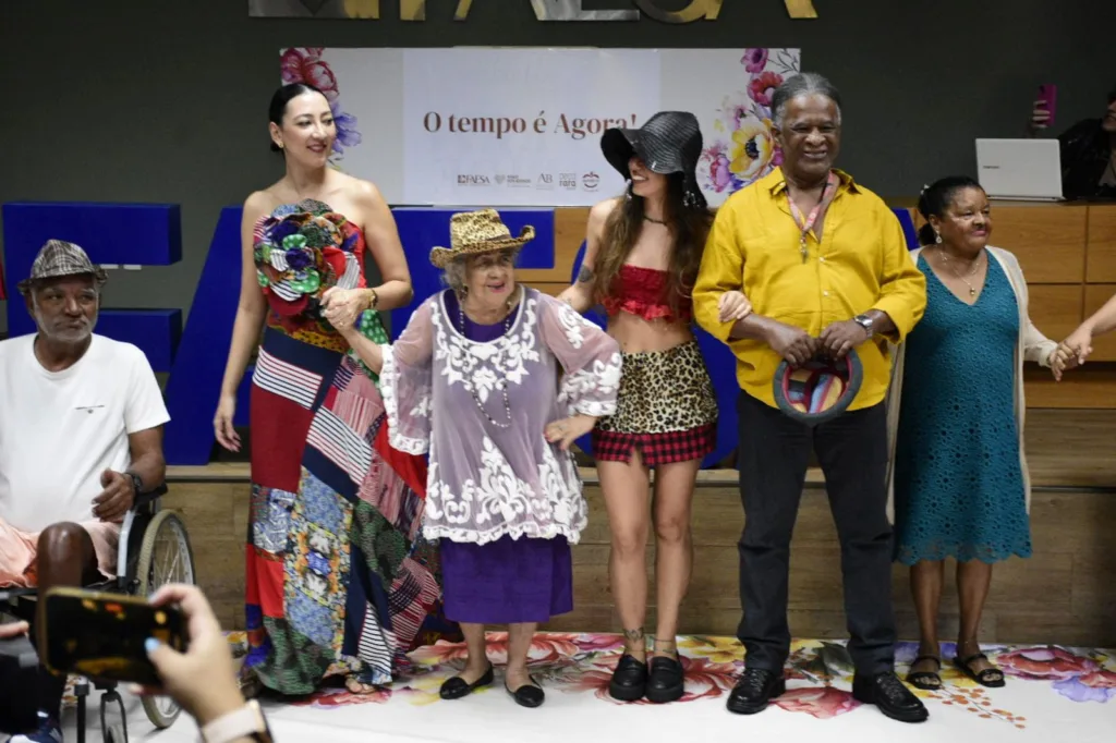 Desfile de moda com idosos na Faesa