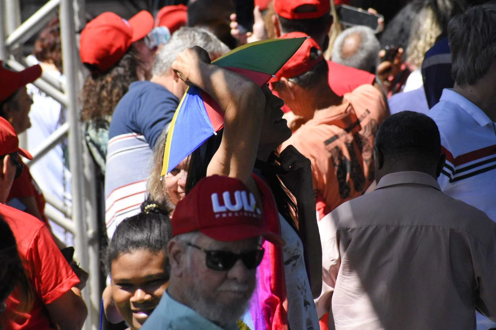 Apoiadores aguardam chegada de Lula no ES