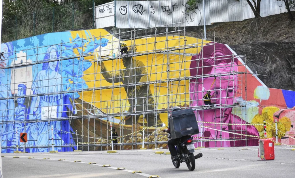 Painel gigante pintado por artistas retrata cultura capixaba na Alça de saída da terceira ponte