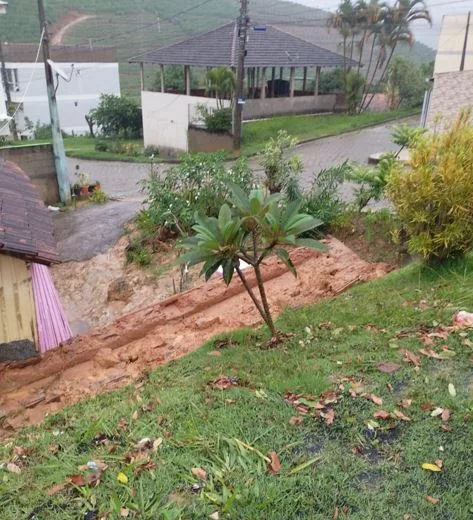 Deslizamento de terra atinge três casas e deixa oito pessoas desalojadas em Venda Nova
