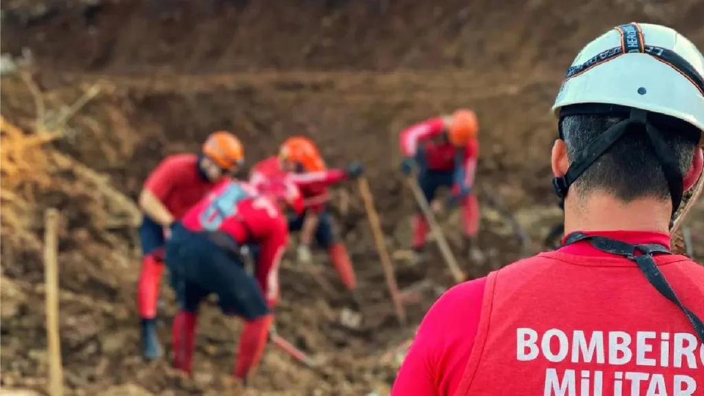 Bombeiros do ES resgatam corpo de vítima soterrada