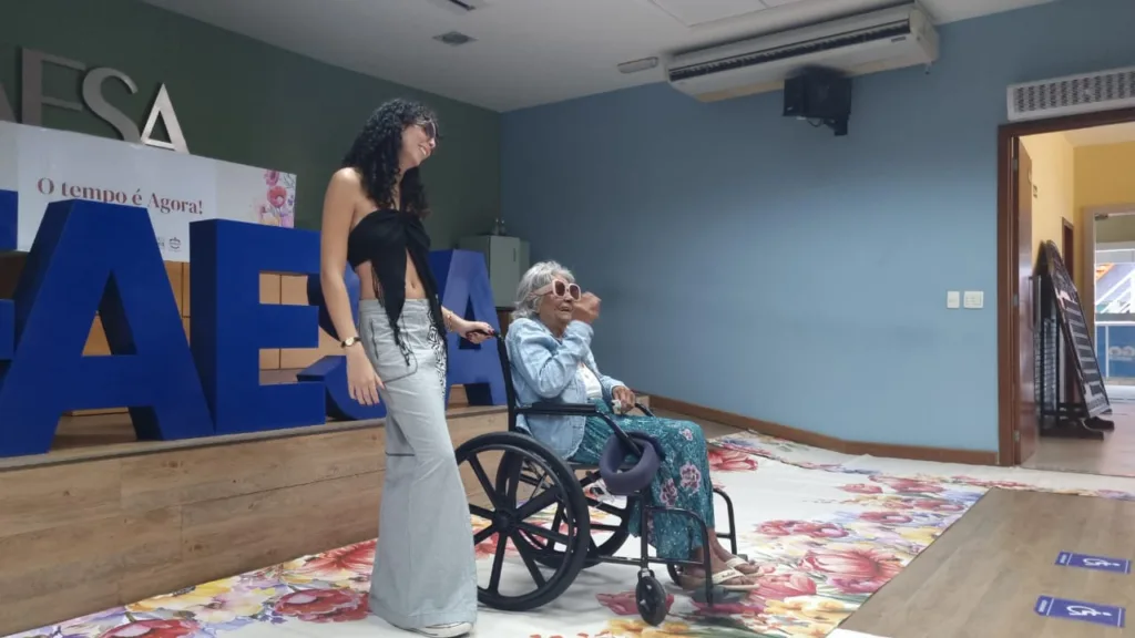 Desfile de moda com idosos na Faesa