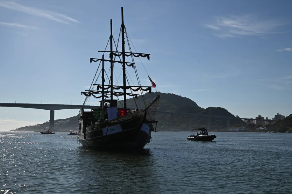 cortejo marítimo da programação dos 150 anos da imigração italian