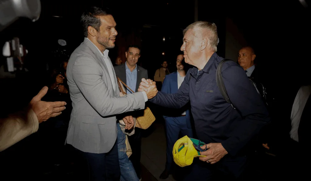 Samir Xaud, presidente da CBF, cumprimenta Carlo Ancelotti (Foto @rafaelribeirorio)