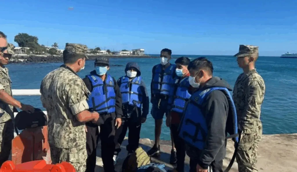 Pescadores resgatados (Reprodução: Armada Del Ecuador) Pescadores resgatados (Reprodução: Armada Del Ecuador)