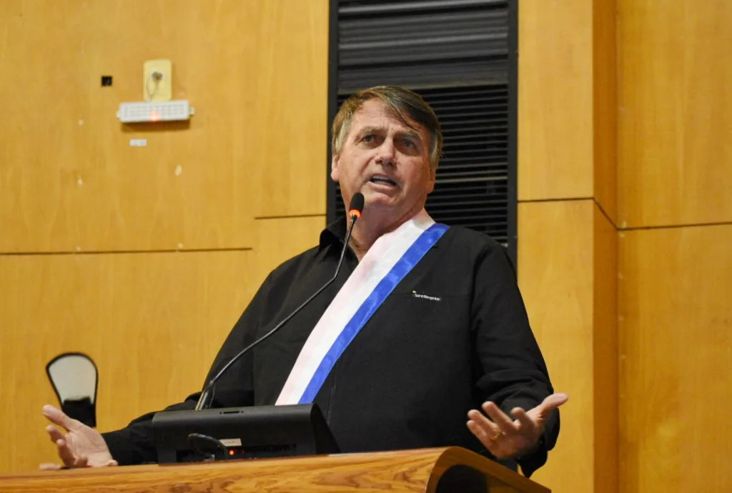 Bolsonaro recebendo faixa do ES na Assembleia ALES