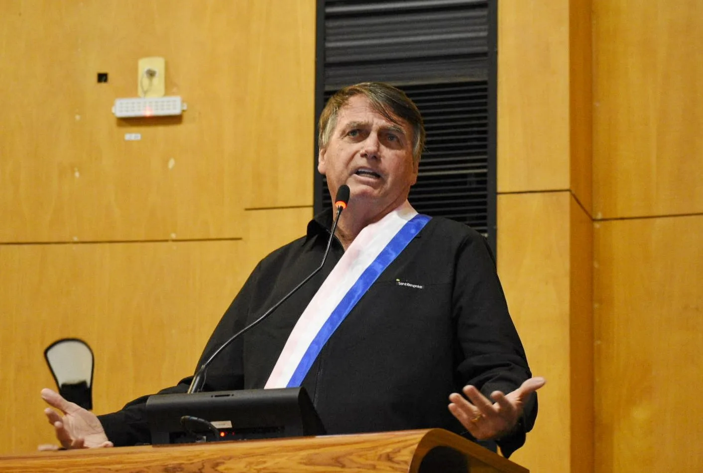 Bolsonaro recebendo faixa do ES na Assembleia ALES