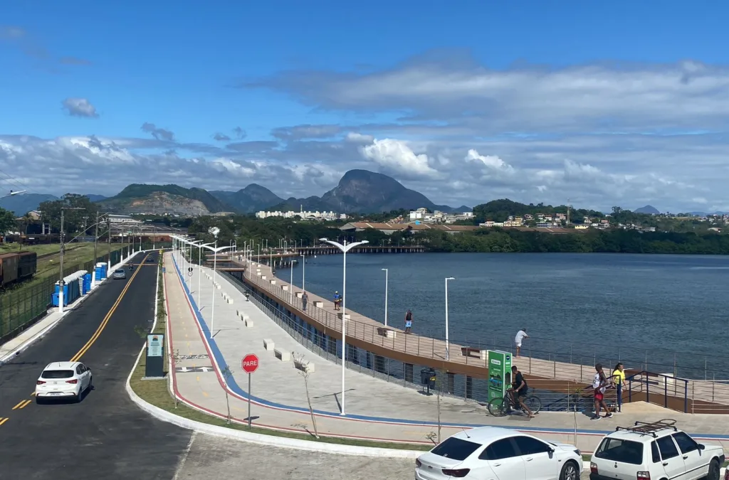 Trânsito na orla de Cariacica