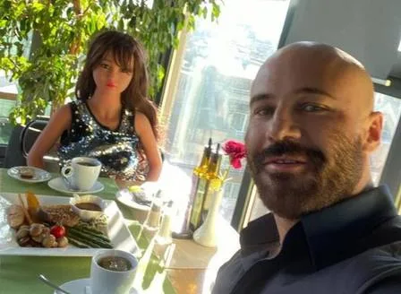 Yuri Tolochko e a boneca Luna