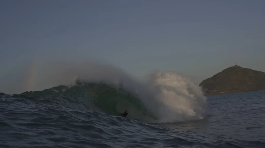 Sessão de surfe de ondas grandes no pico chamado de 2012, em Vila Velha