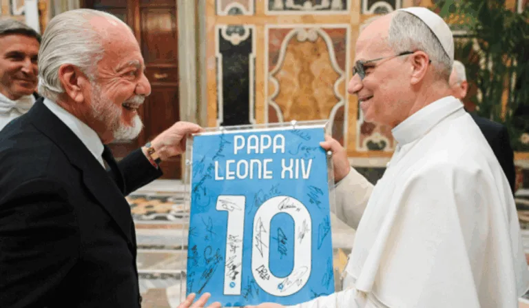 Papa Leão XIV com camisa do Nápoli