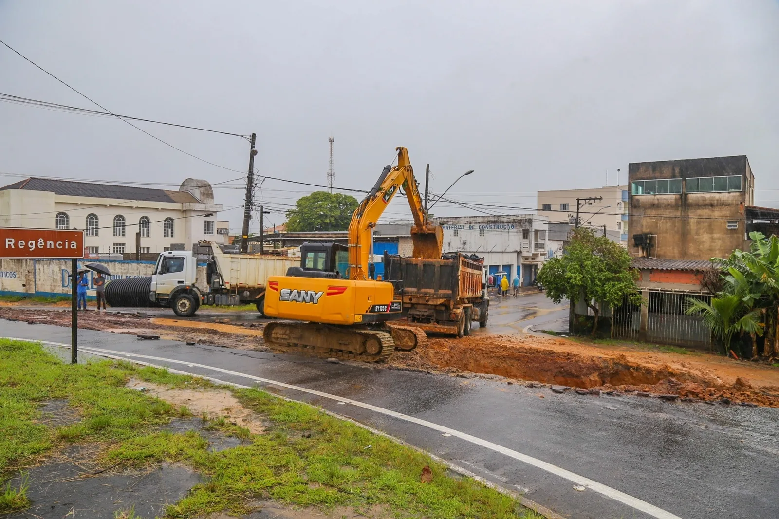 Prefeitura de Linhares abre canal na BR 101 para eliminar alagamentos