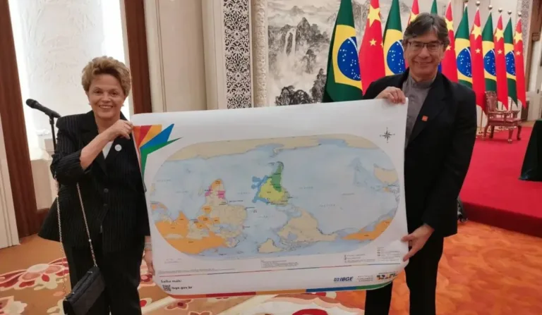 Dilma estava ao lado do presidente do IBGE 
Reprodução/Marcio Pochmann 