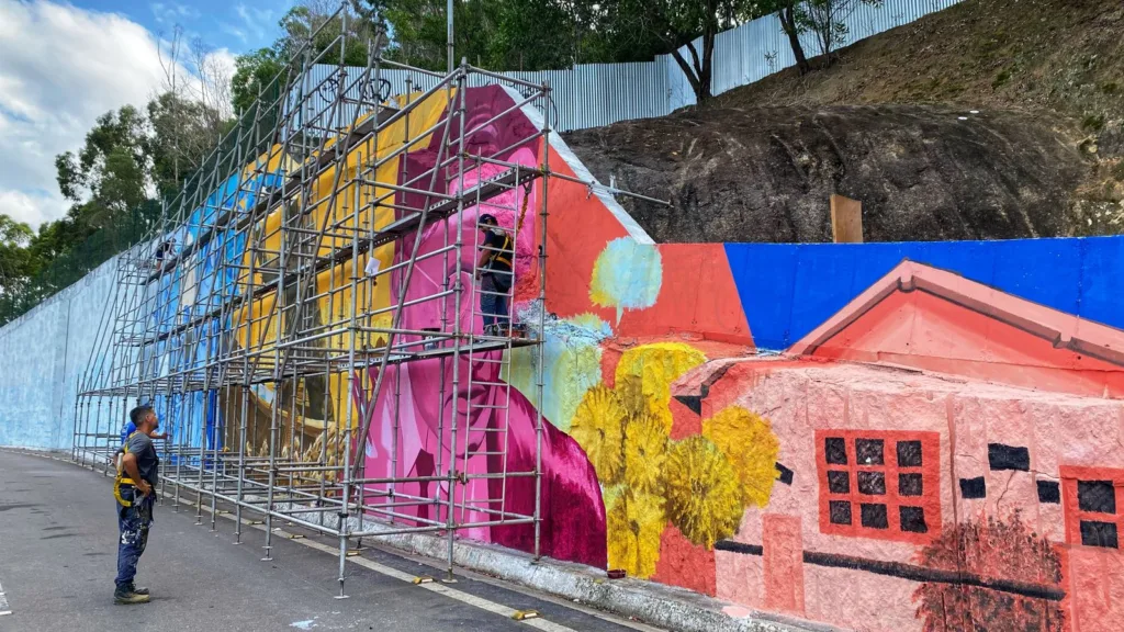 Painel gigante pintado por artistas retrata cultura capixaba na Alça de saída da terceira ponte