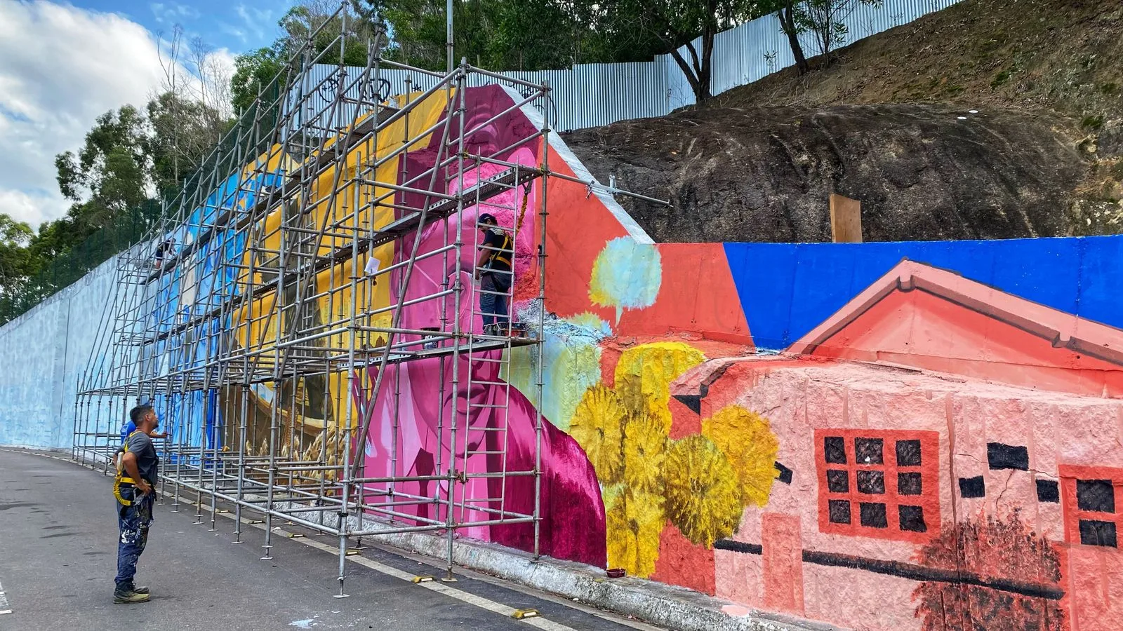 Painel gigante pintado por artistas retrata cultura capixaba na Alça de saída da terceira ponte
