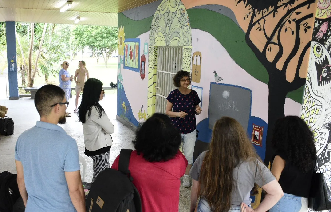 Alunos do País de Gales pintam paredes na Ufes