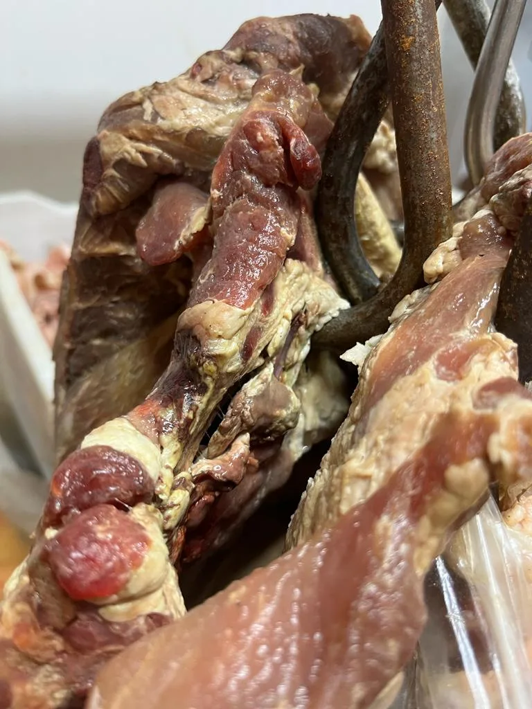 Fiscalização em frigorífico de Vila Velha apreende 14 toneladas de carne suína clandestina