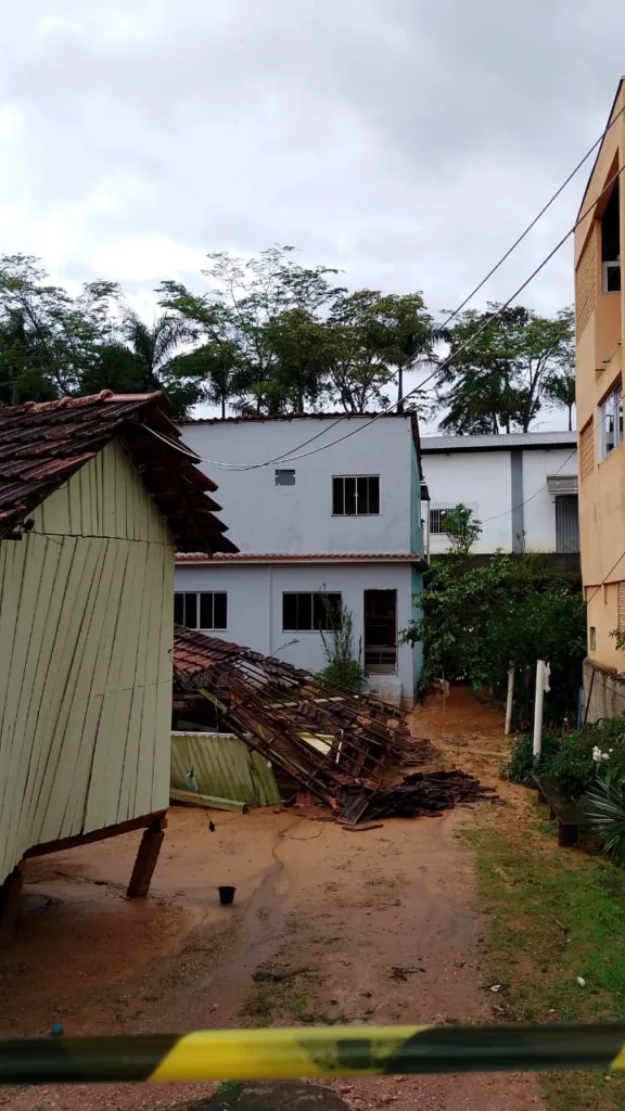Deslizamento de terra atinge três casas e deixa oito pessoas desalojadas em Venda Nova