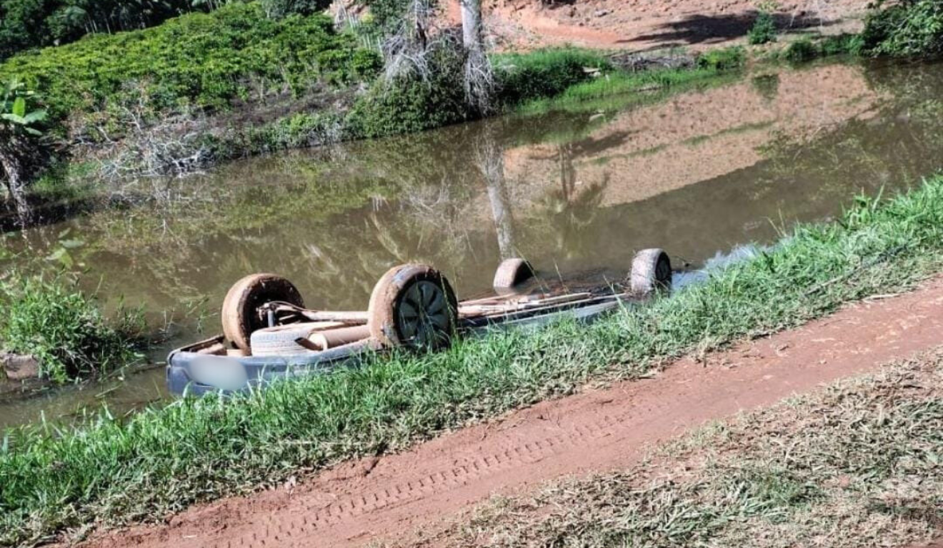 casal morre após carro cair em represa