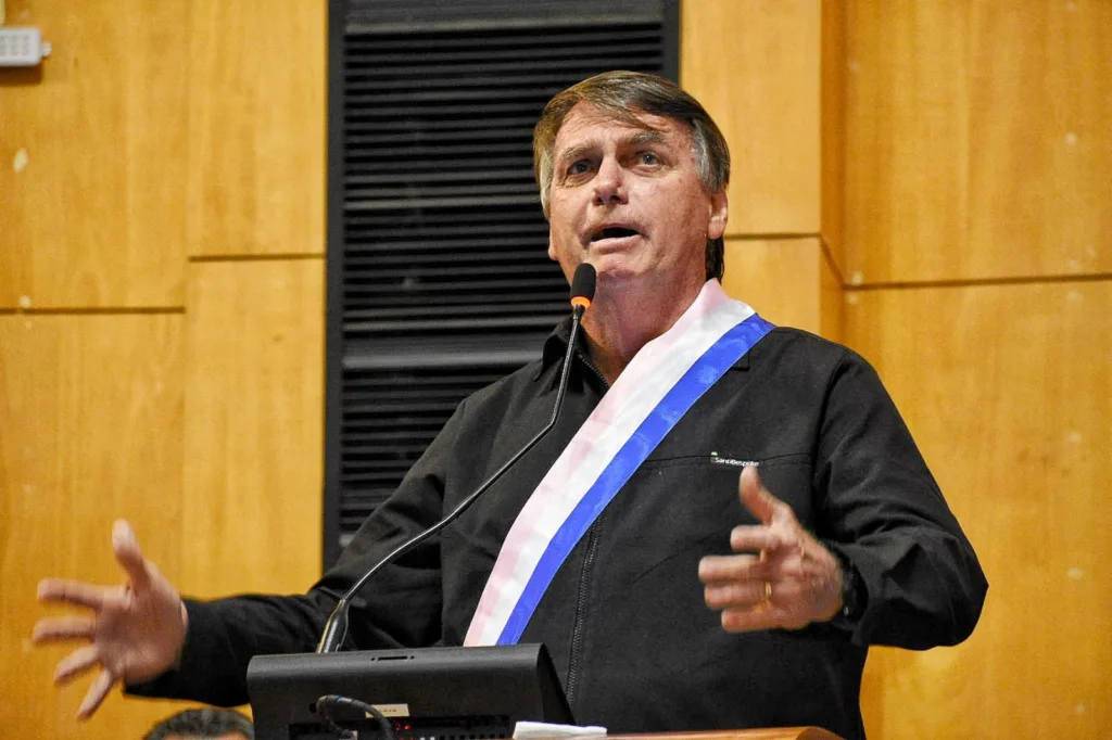 Bolsonaro recebendo faixa do ES na Assembleia ALES