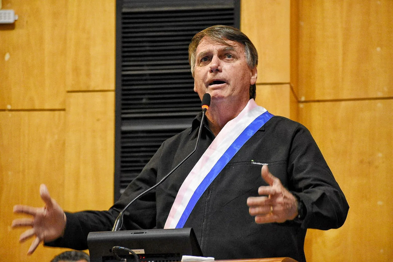 Bolsonaro recebendo faixa do ES na Assembleia ALES