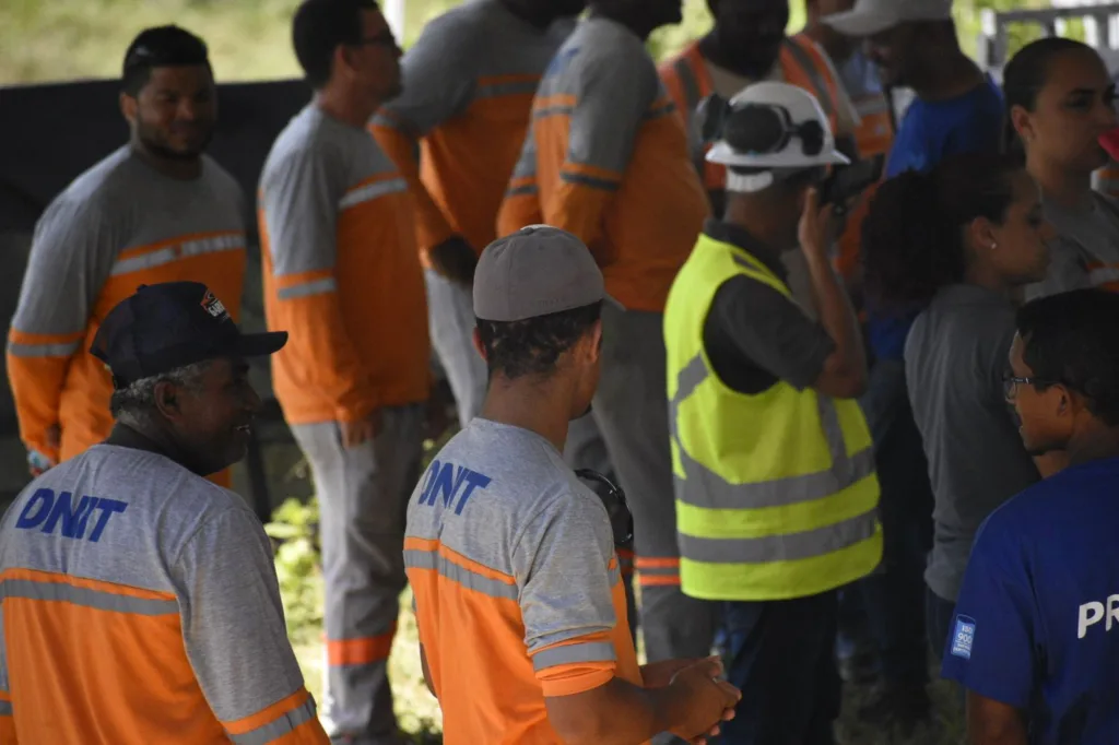 Apoiadores aguardam chegada de Lula no ES