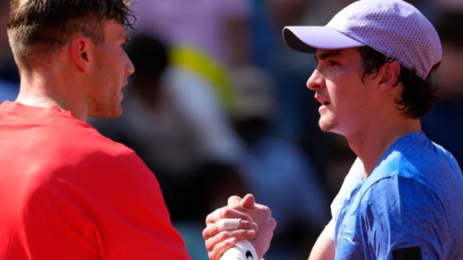 Draper e João Fonseca após o jogo da terceira rodada de Roland Garros