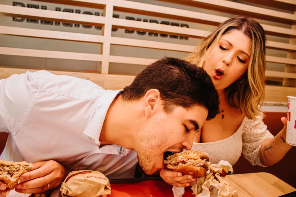 Noiva posa para fotos de casamento em McDonald’s de Vitória