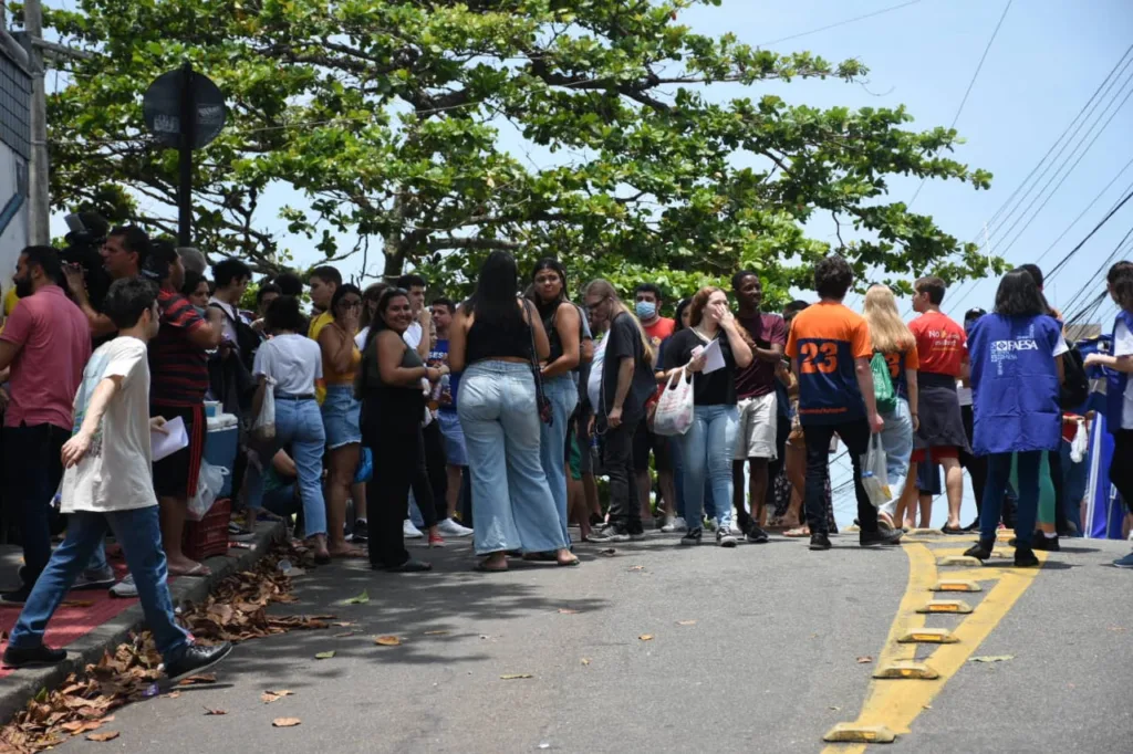 Participantes no local onde ocorre prova do Enem (Foto: Thiago Soares/Folha Vitória)