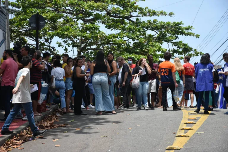 Participantes no local onde ocorre prova do Enem (Foto: Thiago Soares/Folha Vitória)