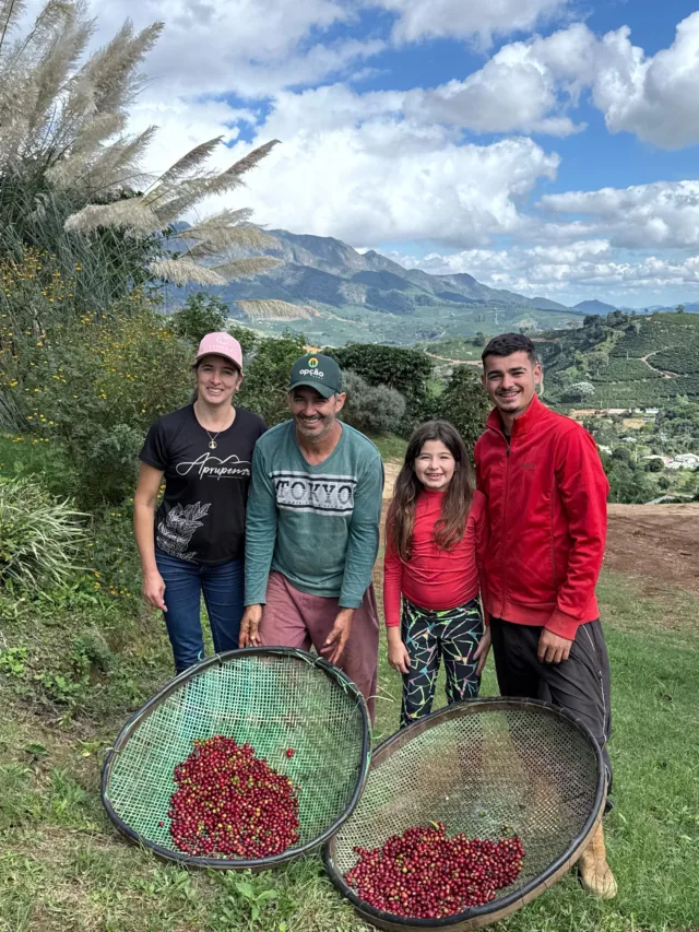 Família Lacerda se dedica a produção de  café arábica no Sítio Forquilha do Rio 