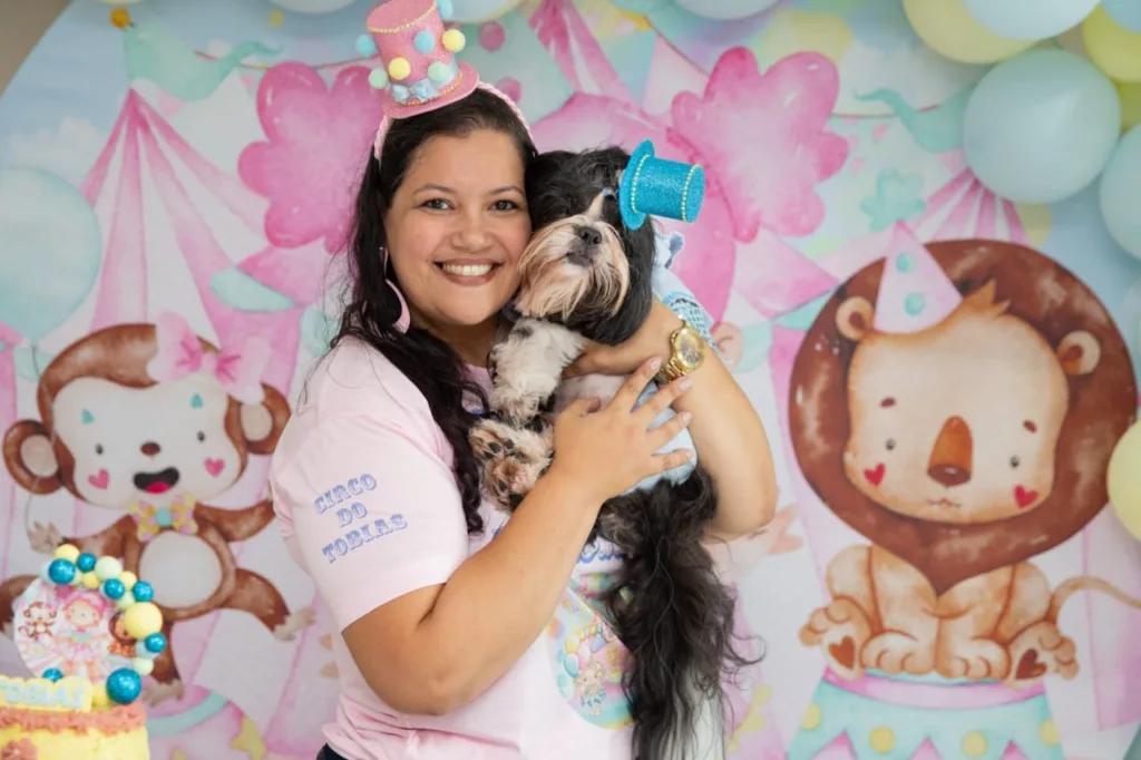 Wanessa Pinto, tenho 40 anos é jornalista e faz festa para os cachorros dela