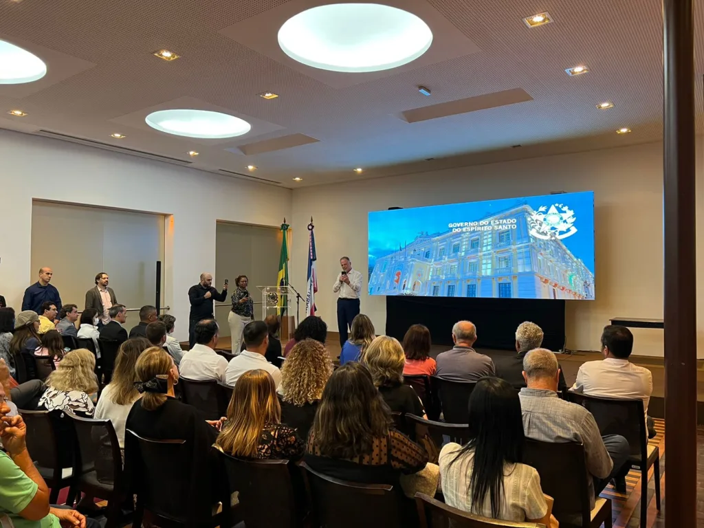 Hilda Cabas ganha homenagem do governador Renato Casagrande no Palácio Anchieta
