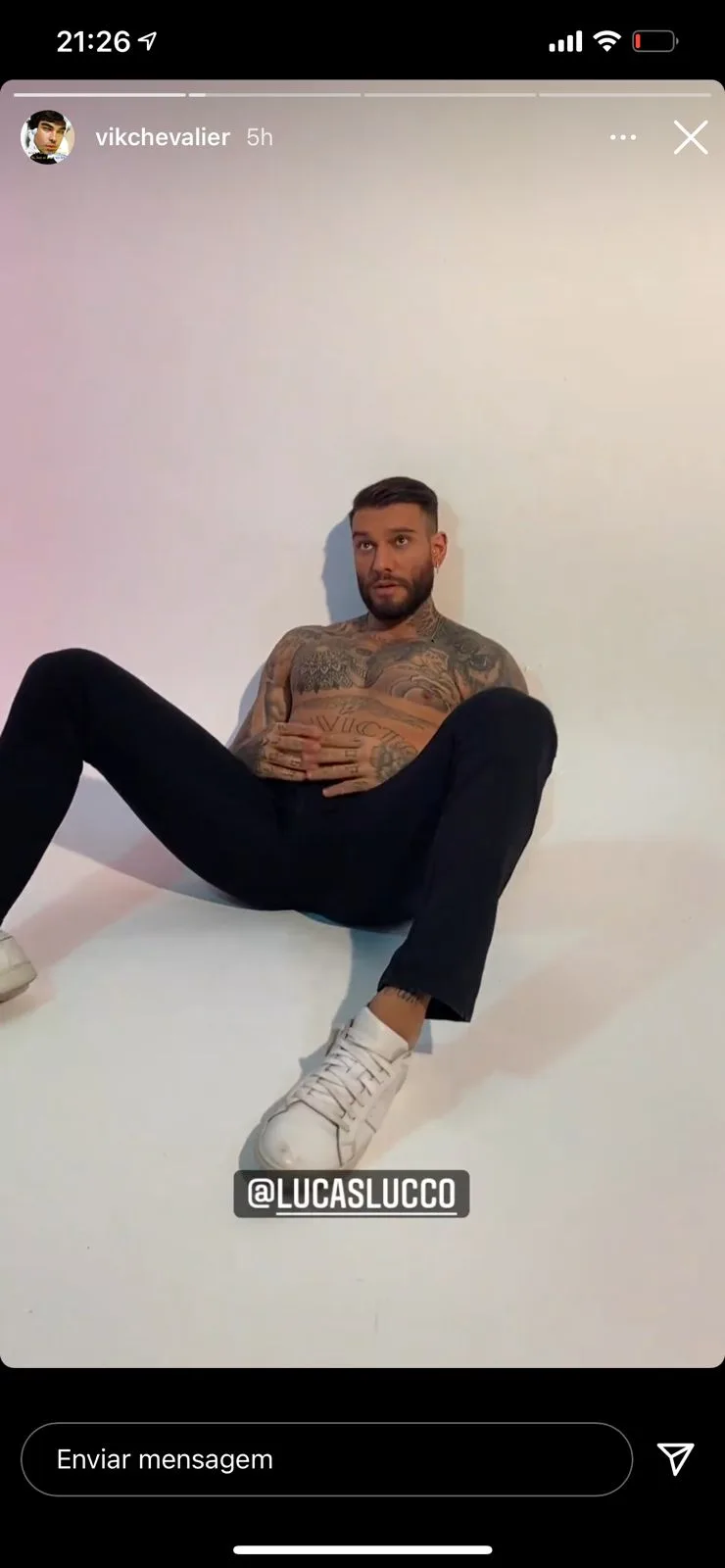 Lucas Lucco surge com roupas de marca do ES e exibe corpão. Veja fotos!