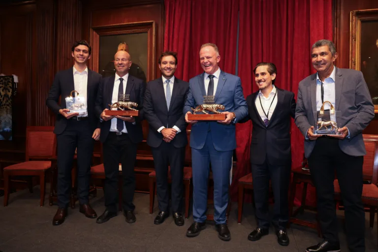 Na foto, Américo Buaiz Neto, Kaumer Chieppe, Ricardo Frizera, Renato Casagrande, Fernando Cinelli e Sérgio Vidigal. Onças brasileiras. Crédito: Divulgação Na foto, Américo Buaiz Neto, Kaumer Chieppe, Ricardo Frizera, Renato Casagrande, Fernando Cinelli e Sérgio Vidigal. Onças brasileiras. Crédito: Divulgação