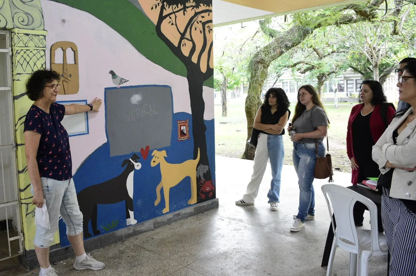 Alunos do País de Gales pintam paredes na Ufes