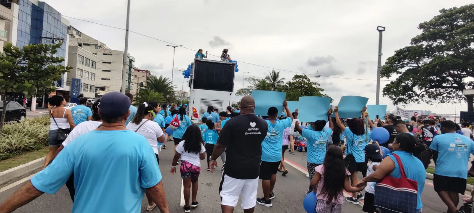 Caminhada dos Autistas reúne multidão em Camburi