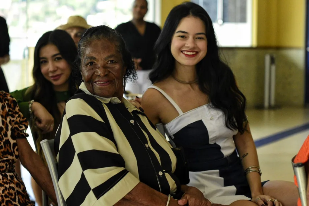 Desfile de moda com idosos na Faesa