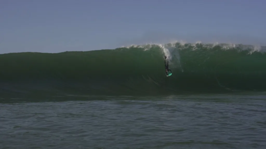 Sessão de surfe de ondas grandes no pico chamado de 2012, em Vila Velha