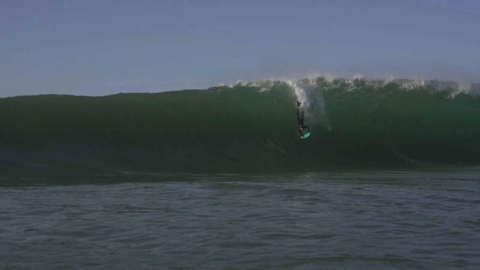 Sessão de surfe de ondas grandes no pico chamado de 2012, em Vila Velha
