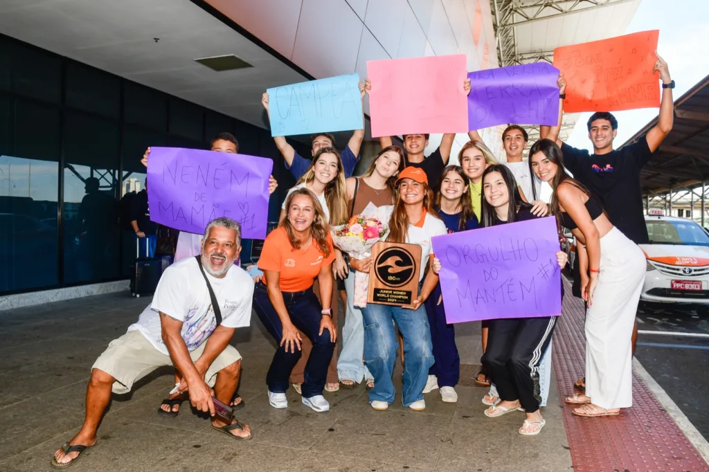 Luna Hardman é recebida com festa no aeroporto após conquistar o bicampeonato mundial
