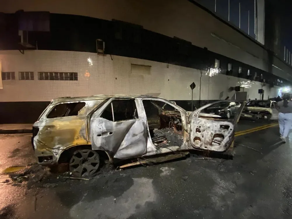 Santos rebaixado. Carro do atacante Mendoza é queimado
