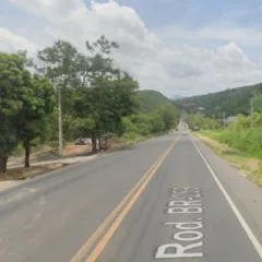 A BR-259 tem fluxo intenso de cargas pesadas que vão desde produtos agrícolas até rochas ornamentais. Foto: Streetview