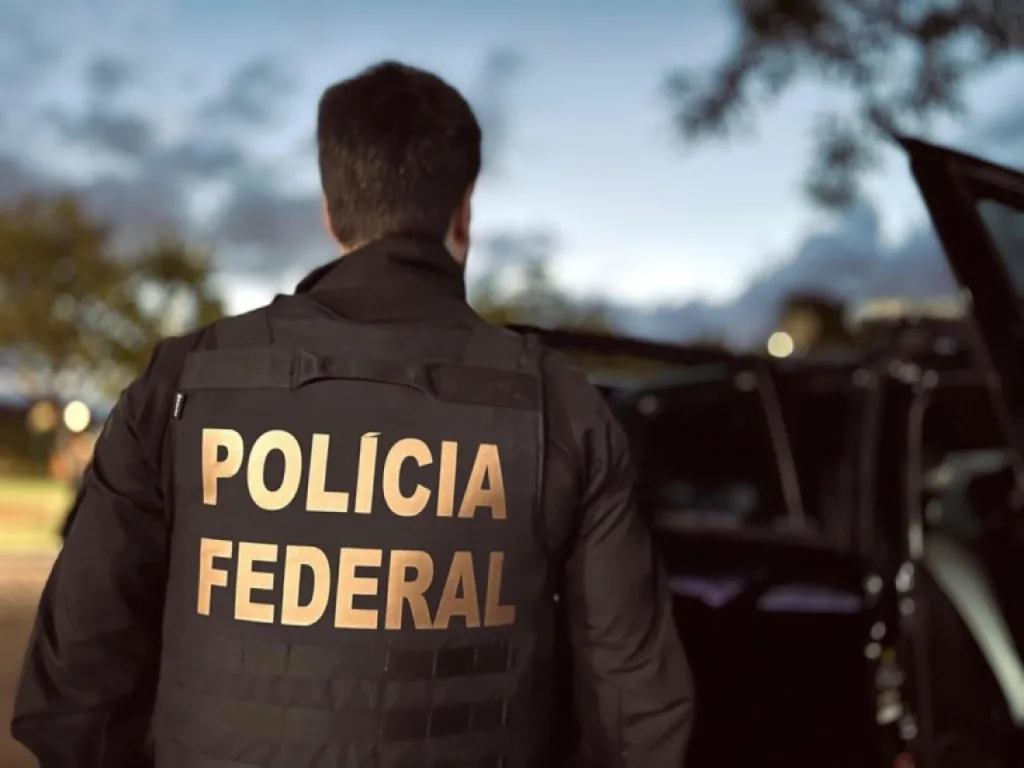 Policiais da Federal que cumpriram mandados apreenderam veículos de operadores de fraudes no INSS. Crédito: Divulgação Polícia Federal Policiais da Federal que cumpriram mandados apreenderam veículos de operadores de fraudes no INSS. Crédito: Divulgação Polícia Federal