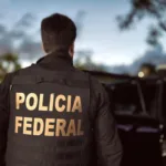 Policiais da Federal que cumpriram mandados apreenderam veículos de operadores de fraudes no INSS. Crédito: Divulgação Polícia Federal