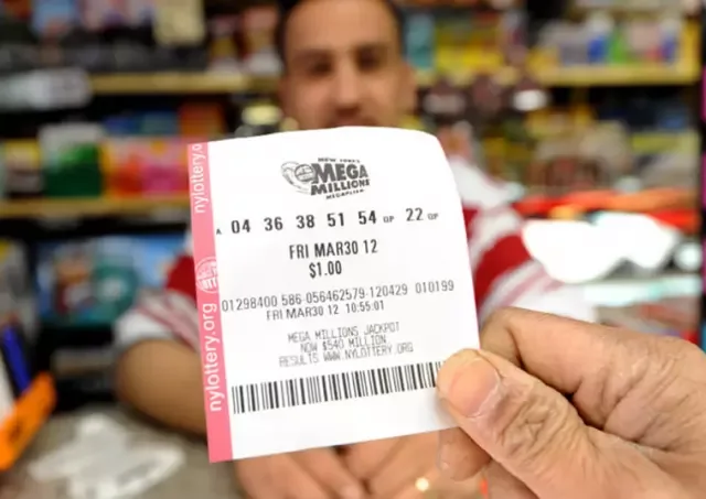 Imagem mostra pessoa segurando bilhete aleatório de loteria internacional (Foto: The Lotter/Divulgação)
