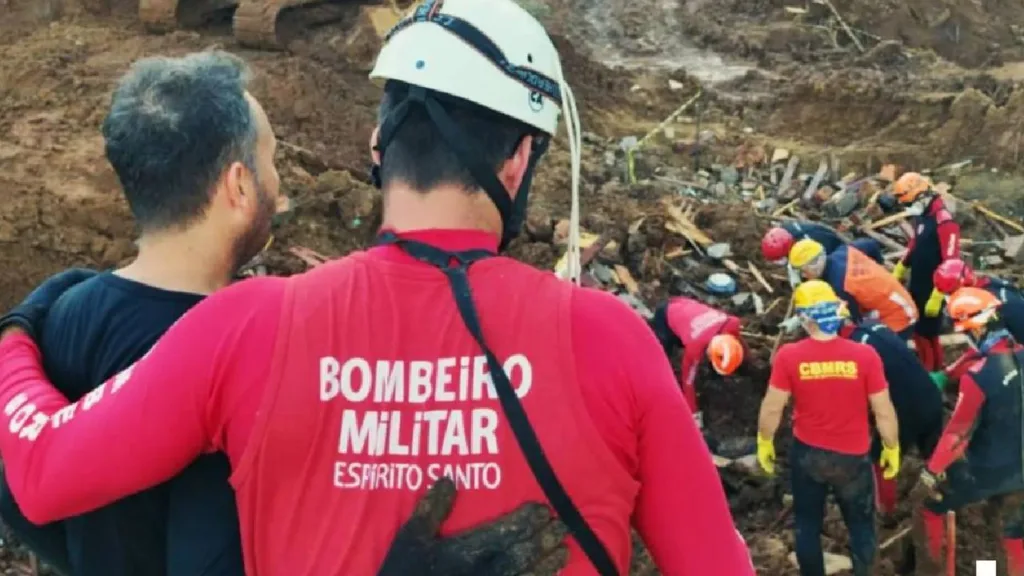 Bombeiros do ES resgatam corpo de vítima soterrada